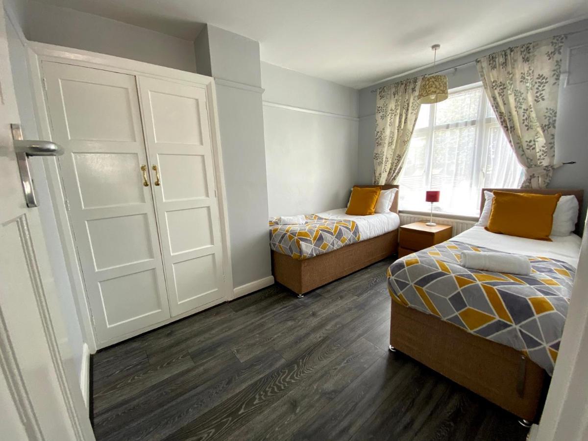 Exton House -Huku Kwetu 4 Bedroom House- Luton Airport - Group Accommodation - Up To 7 People Extérieur photo